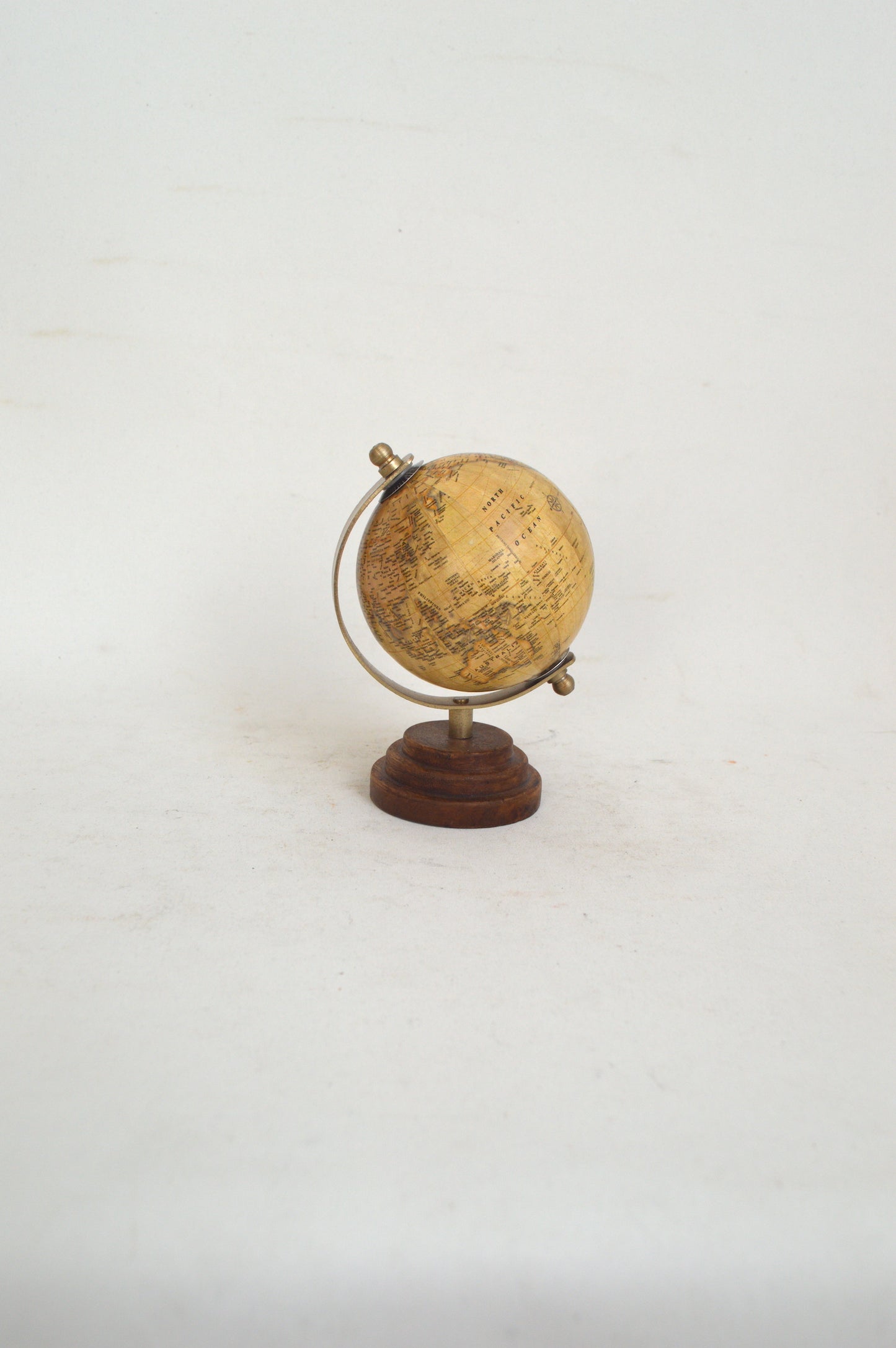 globe-terrestre-en-bois