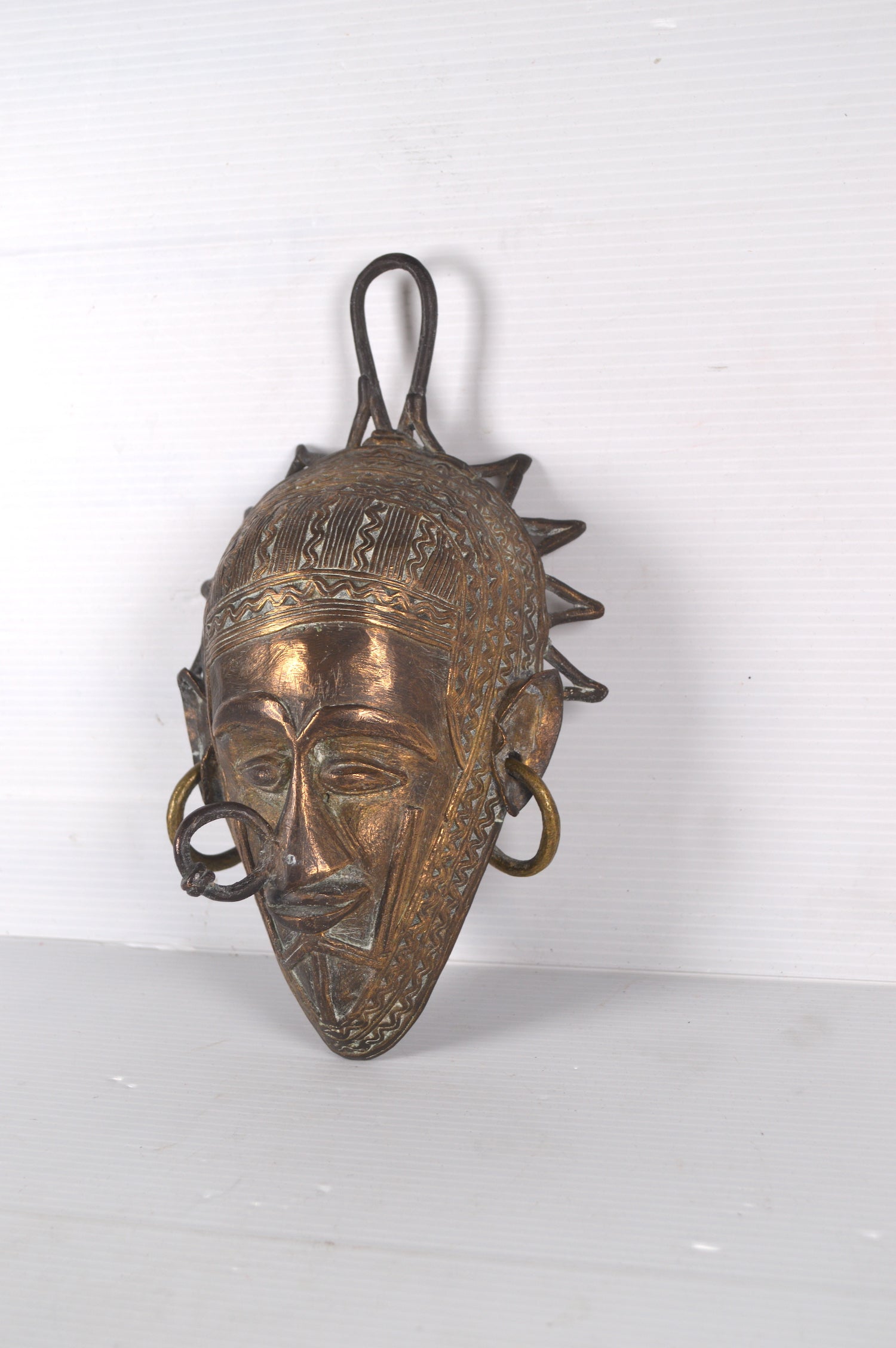 masque-artisanal-en-bronze