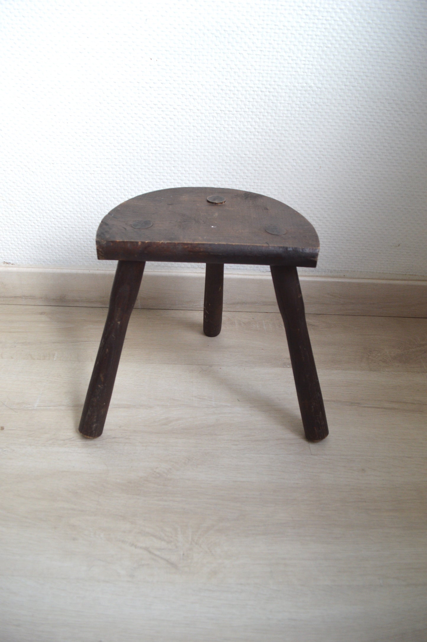 tabouret-tripode-demi-lune