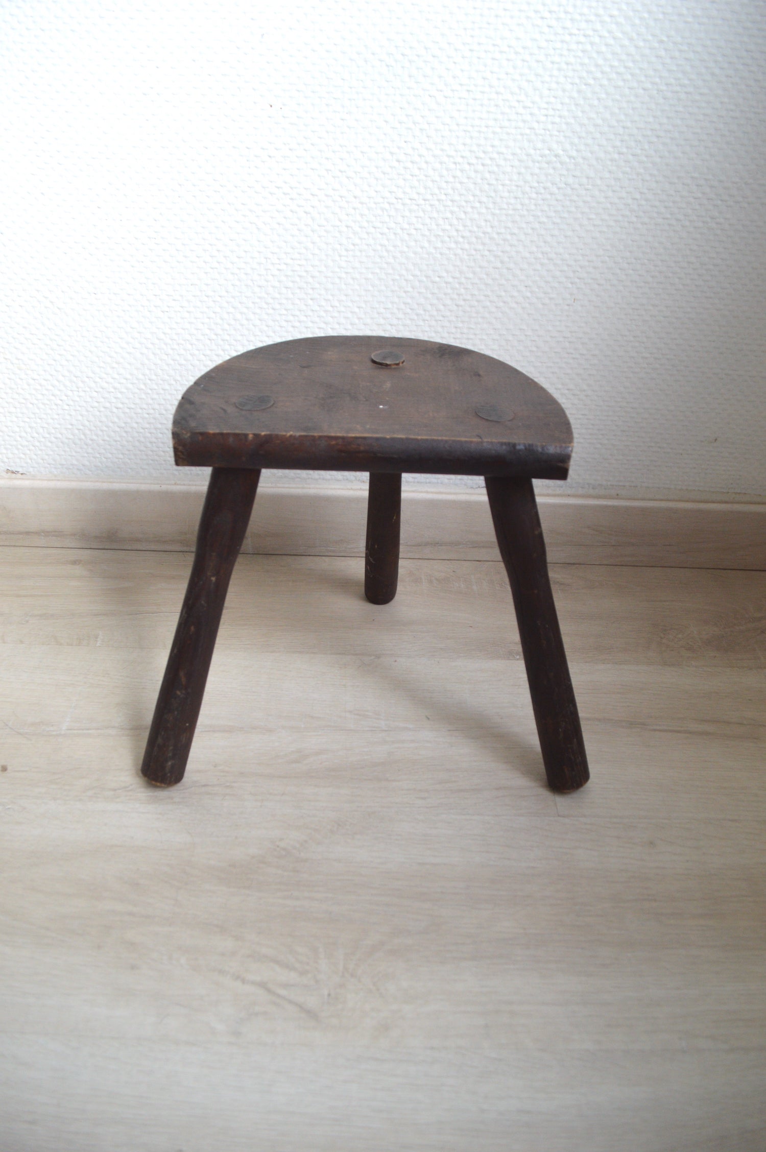 tabouret-tripode-demi-lune